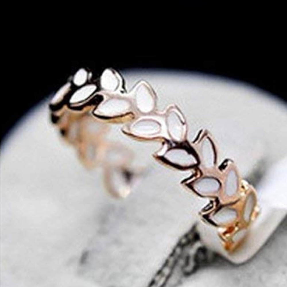 Elegant Gold Leaf Design Women's Ring